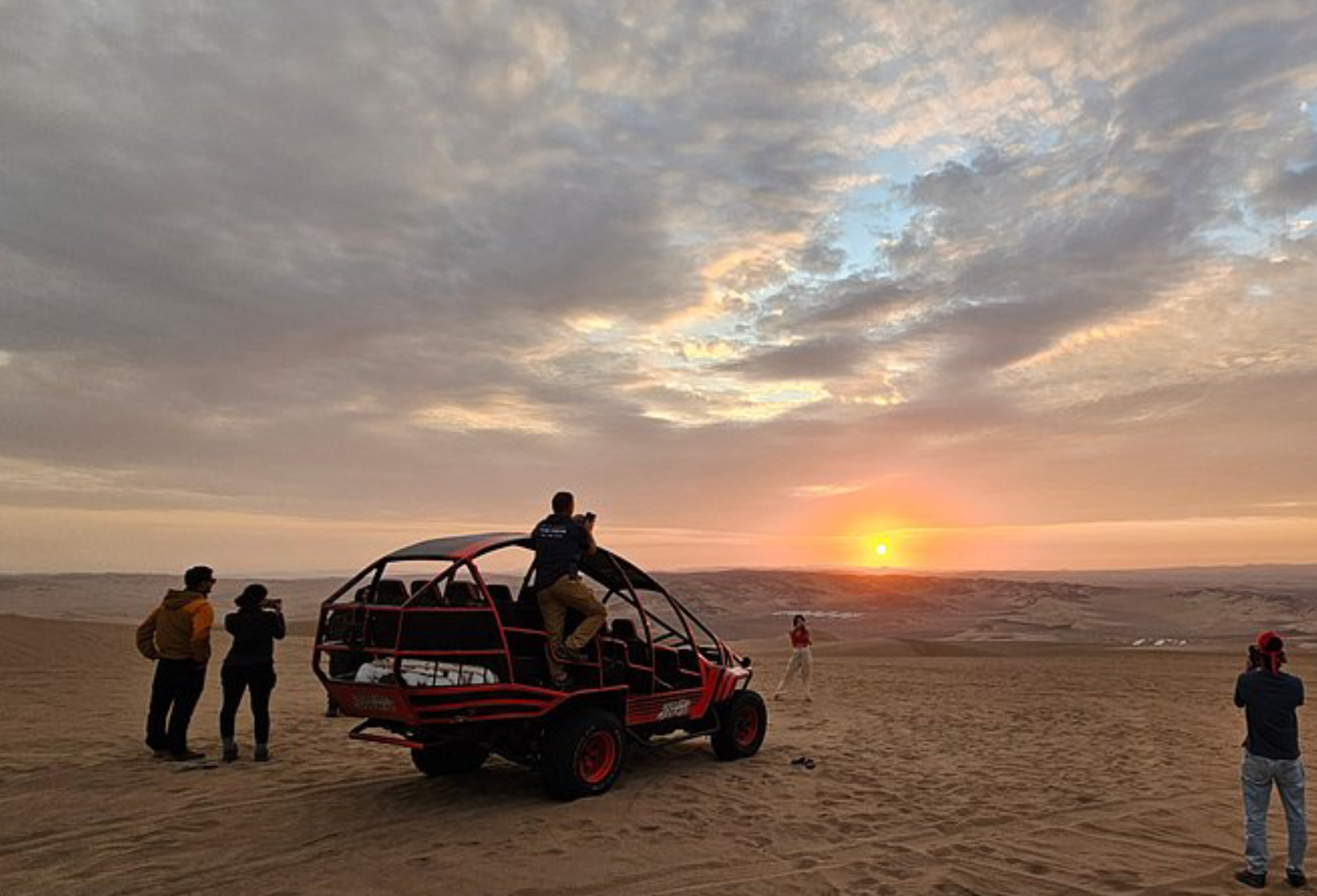 Buggies en las dunas de Ica