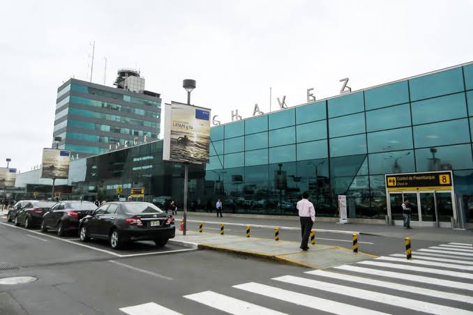 Recepción en el aeropuerto de Lima - traslado en camioneta