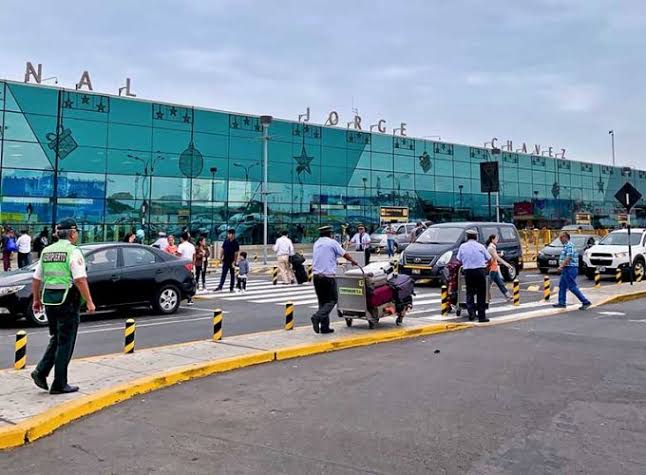 Espera en el aeropuerto de Lima - traslado en van