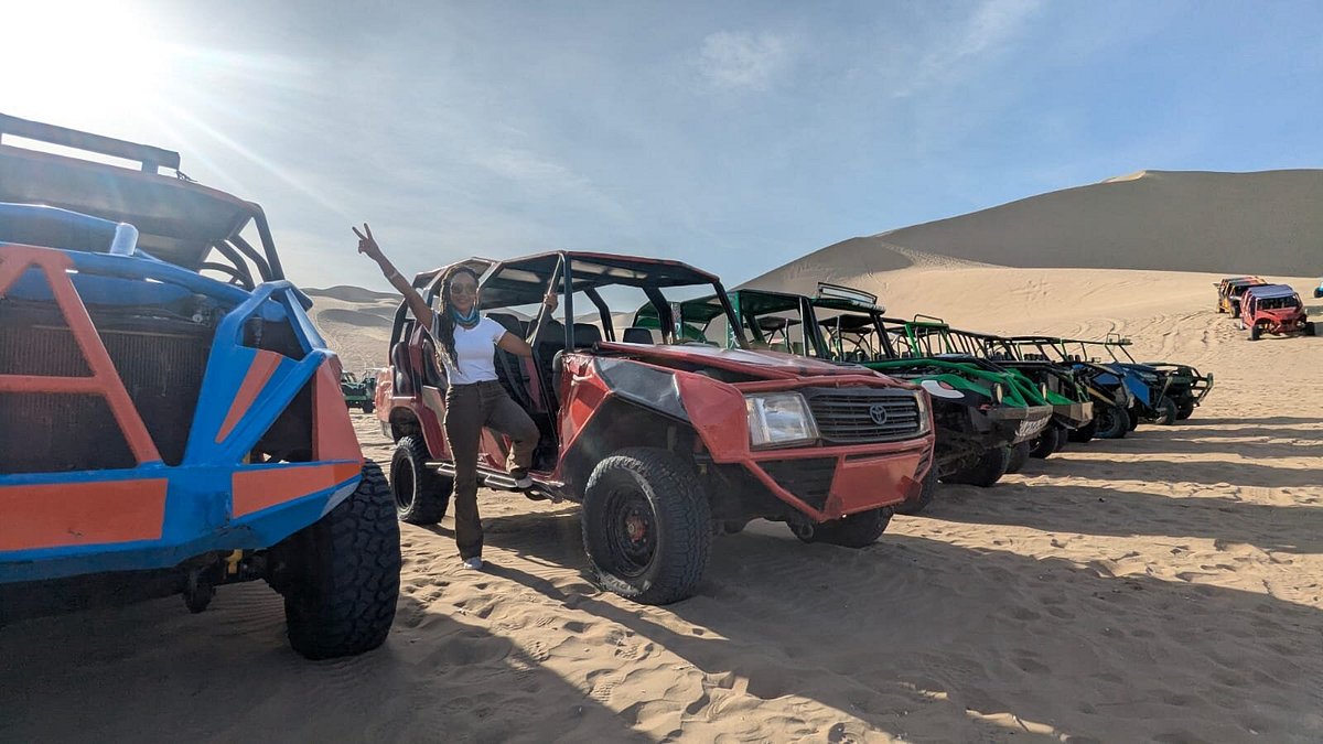 Viajero en buggy en las dunas de la Huacachina, Ica