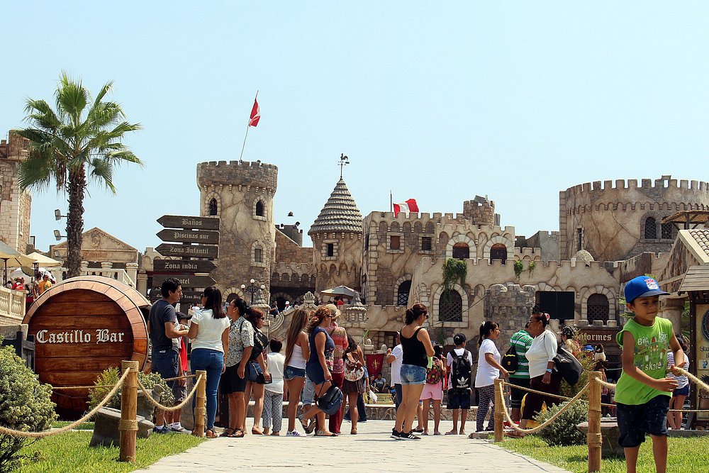 Turistas en el Castillo de Chancay